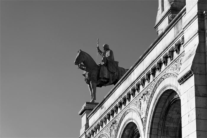 Statue équestre du Sacré-Cœur en noir et blanc