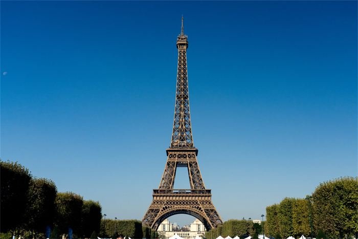 La tour Eiffel sous un ciel bleu