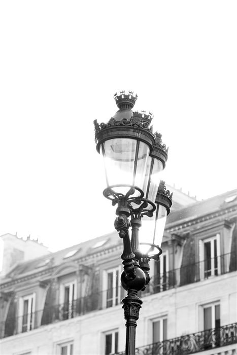 Lampadaire parisien en noir et blanc