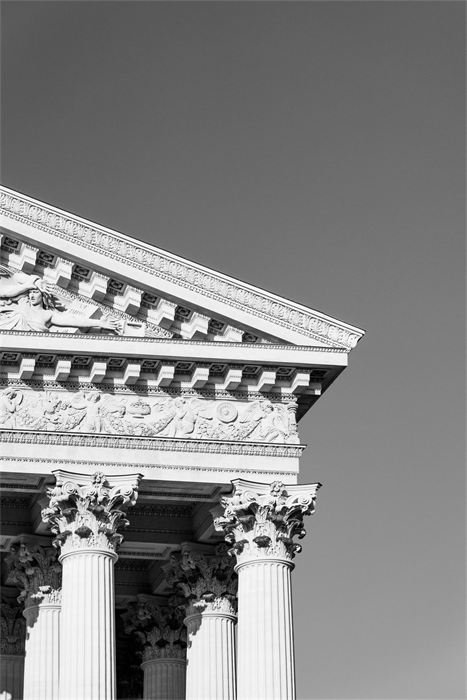 Fronton et colonnes corinthiennes