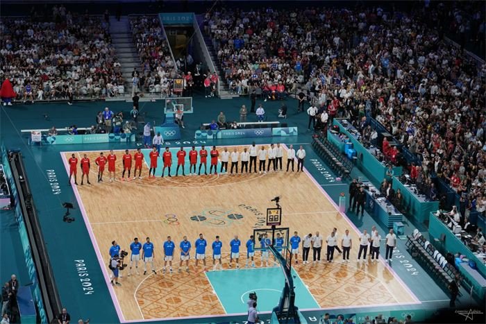 Équipes alignées avant un match de basket