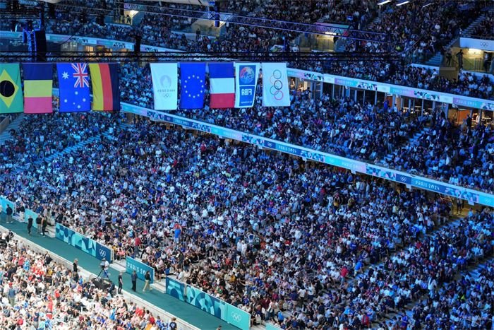 Tribunes pleines aux couleurs des drapeaux