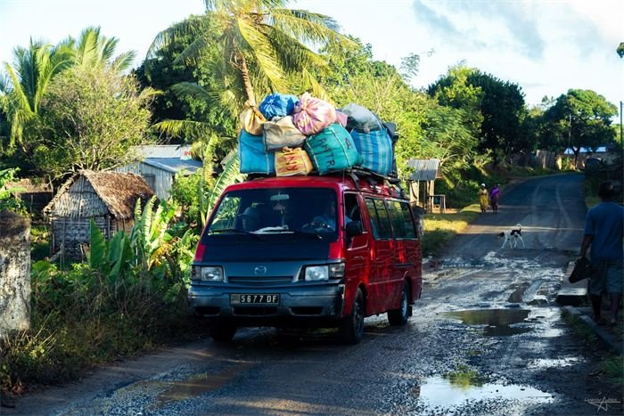 Minibus chargé de bagages, Madagascar