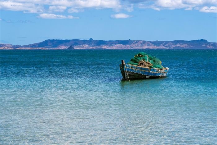 Pirogue sur une eau turquoise, Madagascar