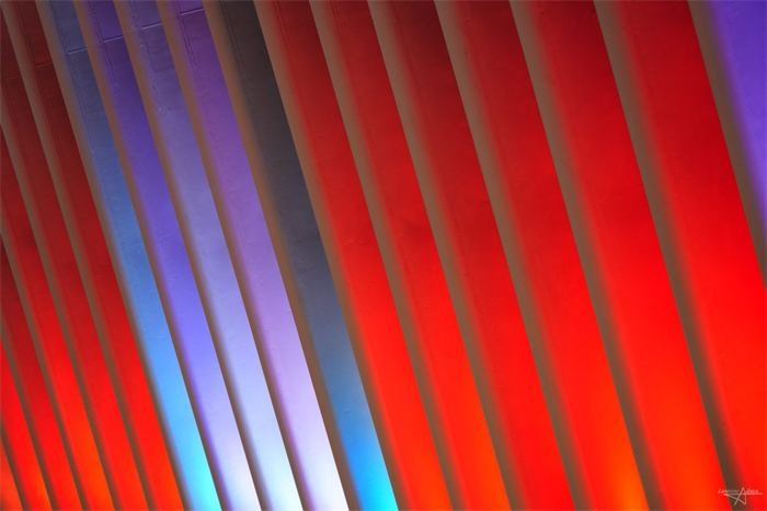 Lignes de lumière rouges et bleues
