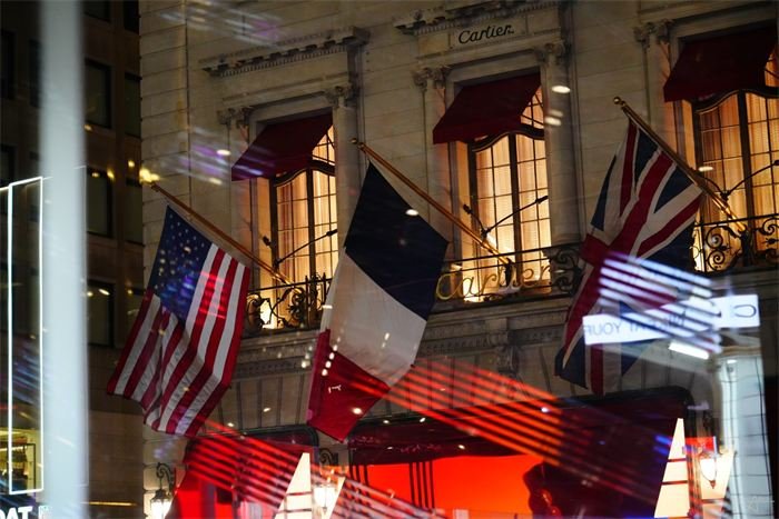 Drapeaux sur une façade new-yorkaise