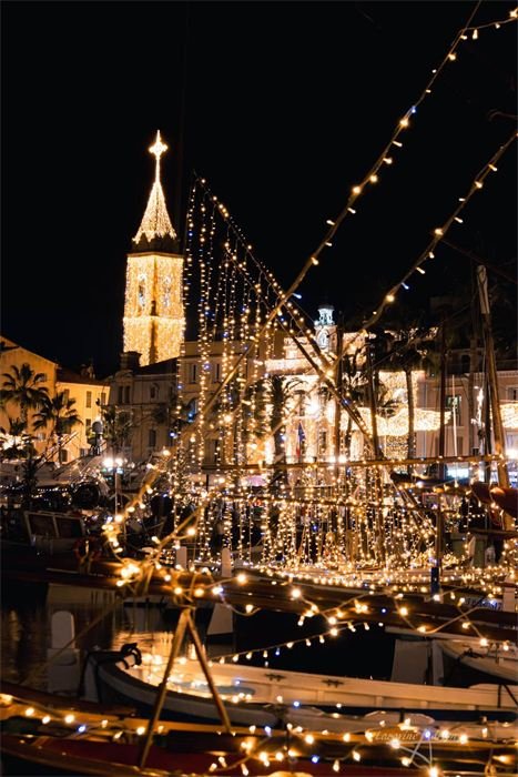 Clocher et bateaux illuminés