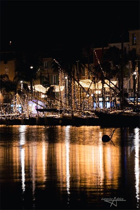 Reflets dorés du port la nuit