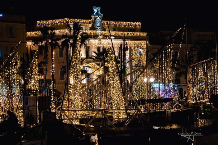 Façade et bateaux illuminés