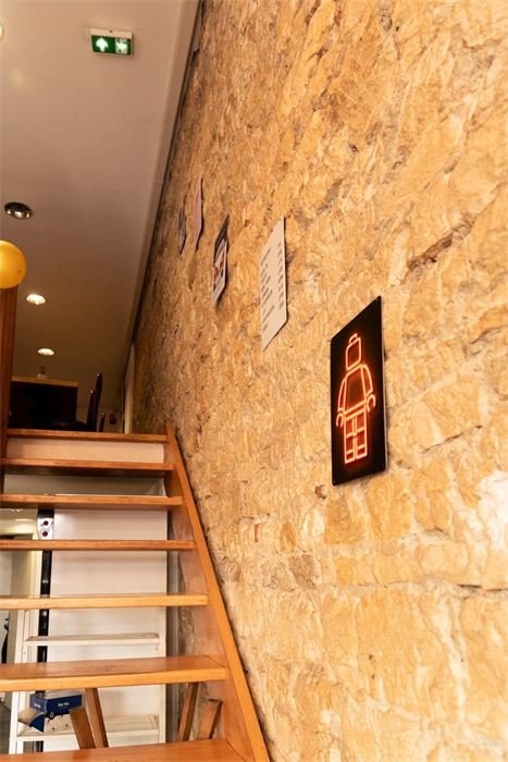 Escalier et mur de pierre du café