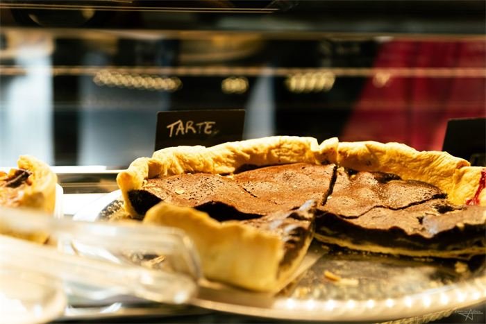 Tarte au chocolat en vitrine