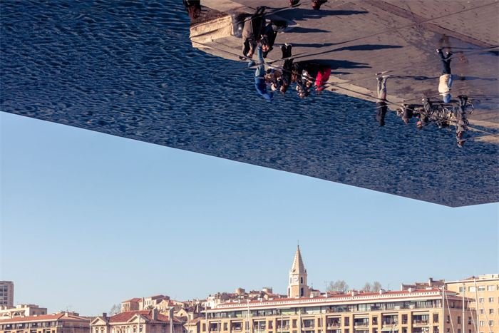 Reflets sous l'Ombrière du Vieux-Port, Marseille