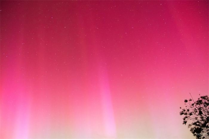 Ciel rose d'aurore boréale