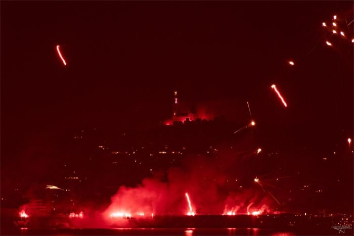 Feux rouges et étincelles dans la nuit