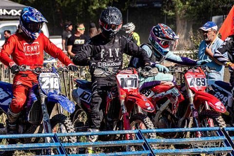 Pilotes de motocross sur la grille de départ