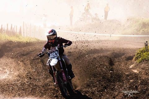 Pilote de motocross dans la poussière