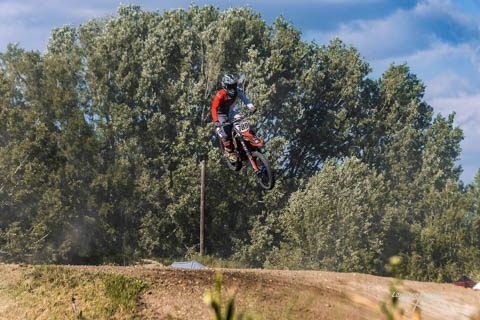 Moto en l'air au-dessus des arbres