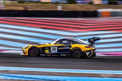 GT jaune en pleine course