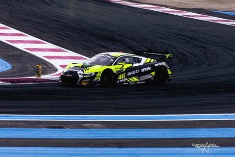 GT verte dans un virage