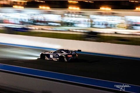 Voiture de course en mouvement