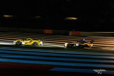 Course de GT à la tombée de la nuit