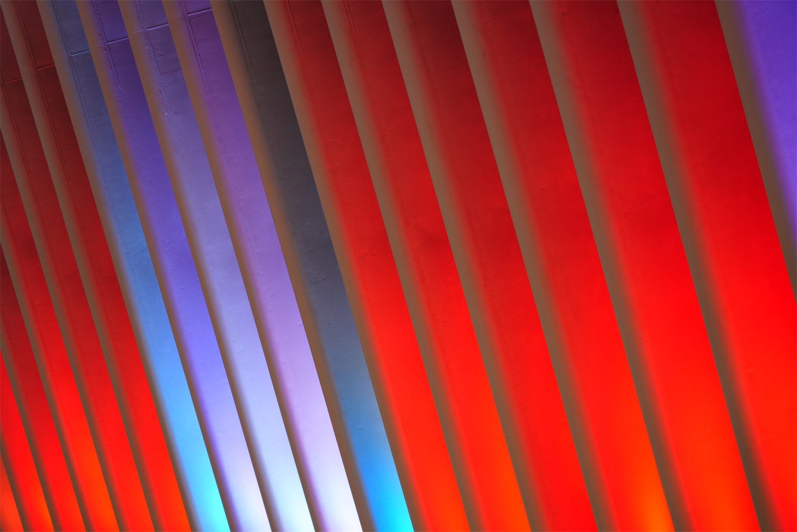 Lignes de lumière rouges et bleues