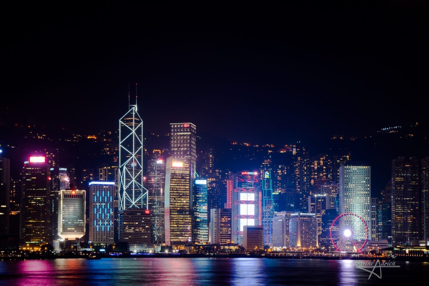 Hong Kong illuminé la nuit, vu depuis la baie